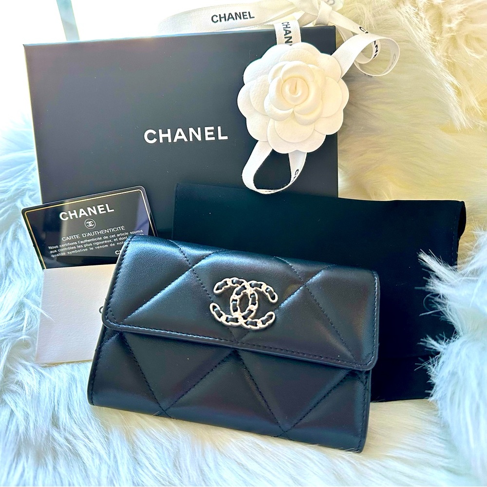 Chanel 19 Medium Flap Wallet